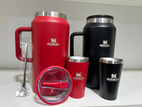 Termolar de 2 litros con pico cebador + vaso y bombilla